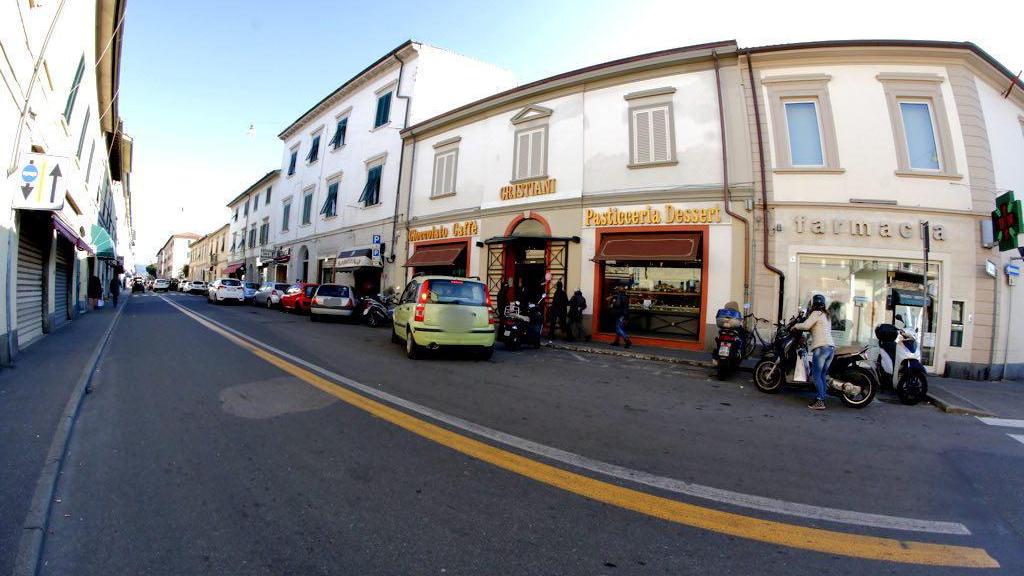 Il primo tratto di via di Salviano: qui le soste diventeranno a pagamento (Marzi Pentafoto)