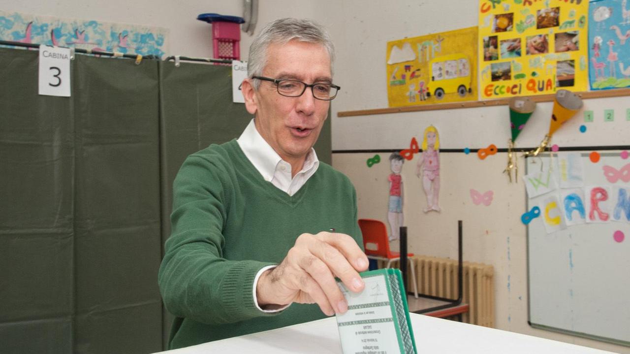Il presidente della Regione Francesco Pigliaru mentre vota (foto d'archivio)