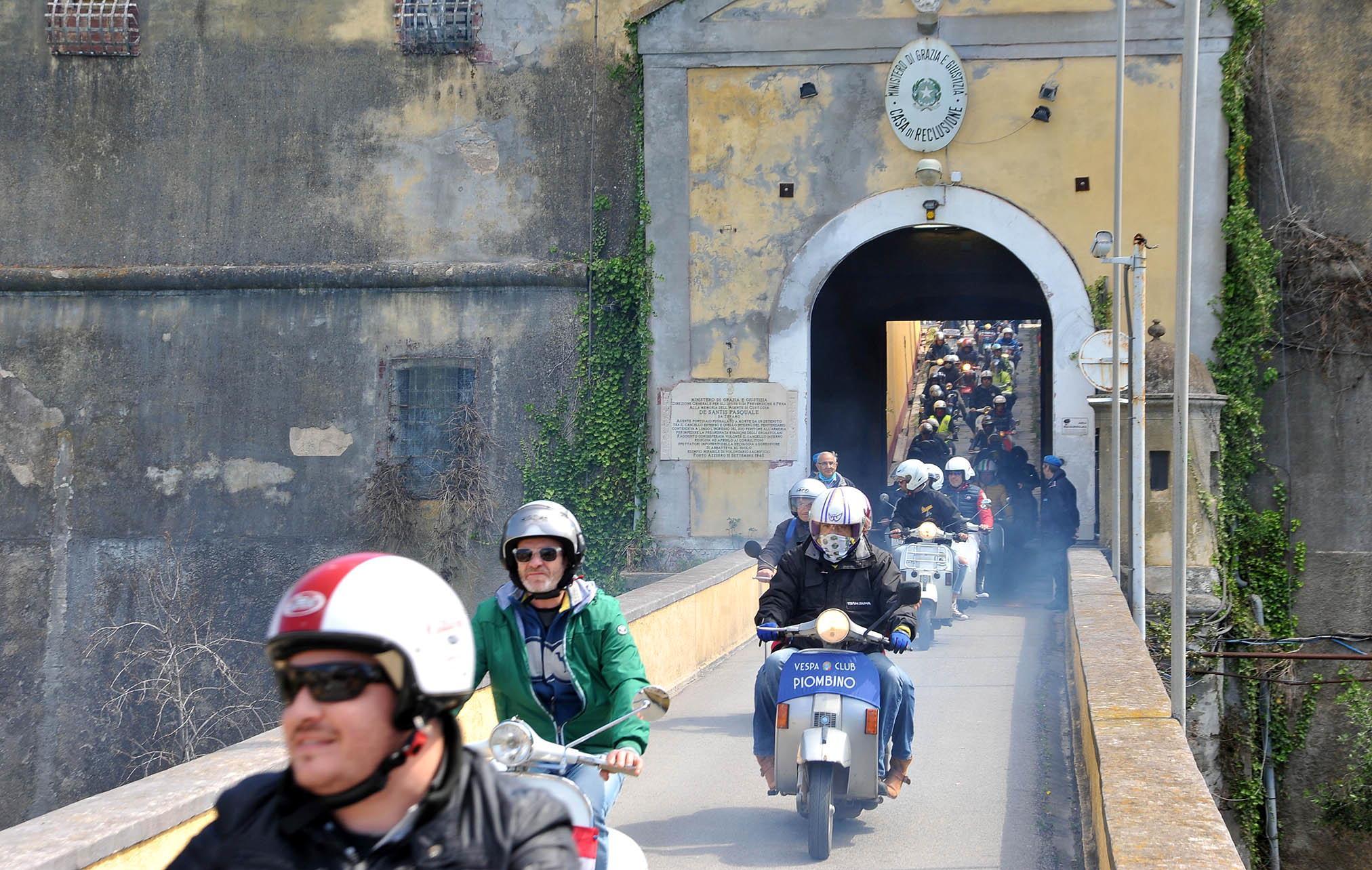 In vespa fuori dal carcere di Porto Azzurro (foto di Gio' Di Stefano)