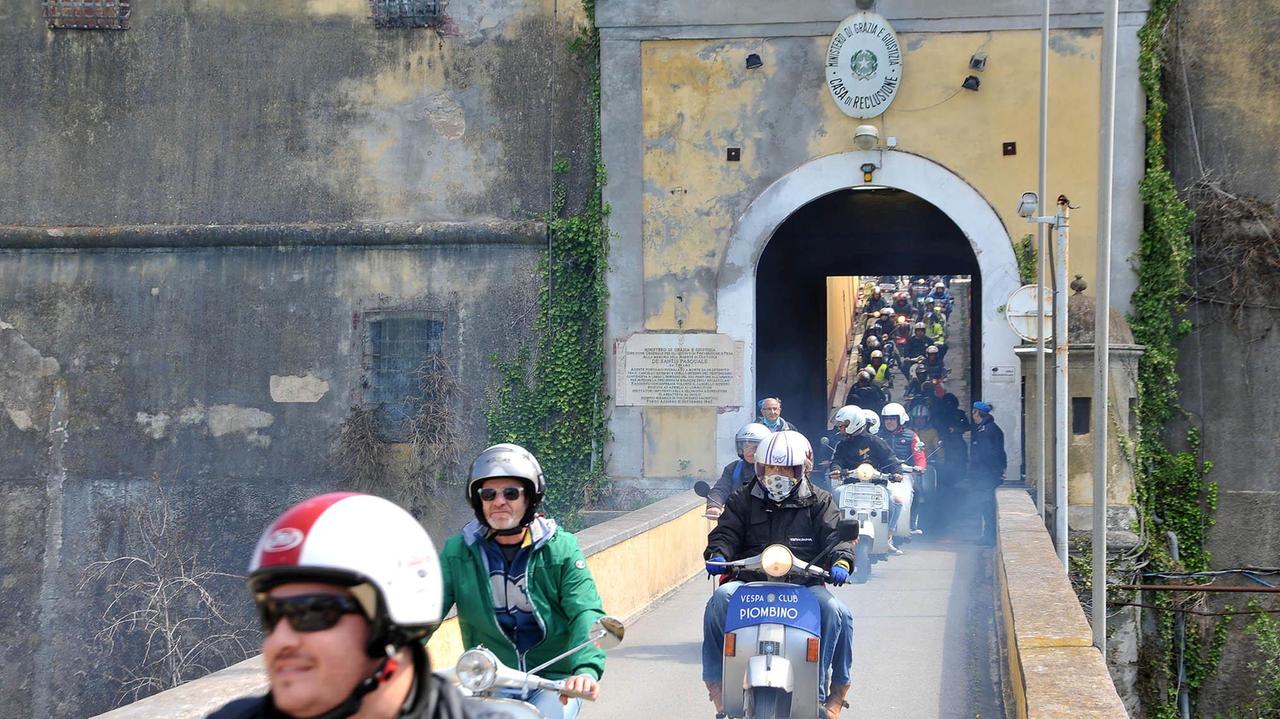 In vespa fuori dal carcere di Porto Azzurro (foto di Gio' Di Stefano)