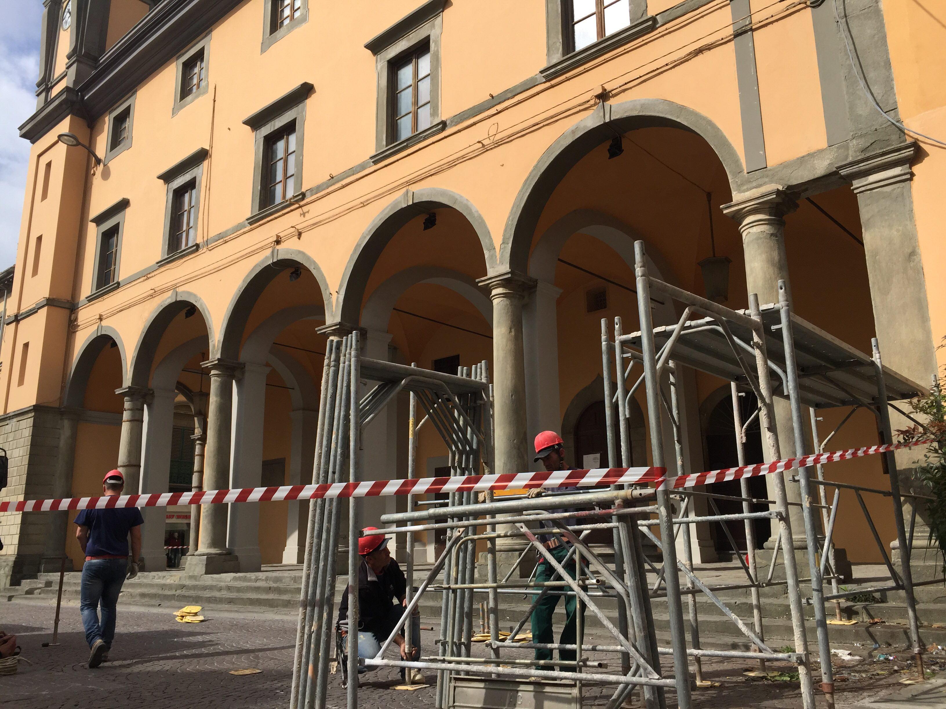 L'allestimento del cantiere davanti a Palazzo Pretorio