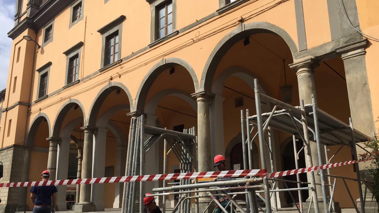 L'allestimento del cantiere davanti a Palazzo Pretorio