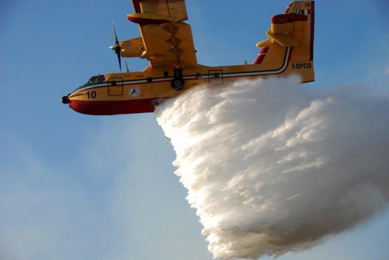 Un canadair in azione