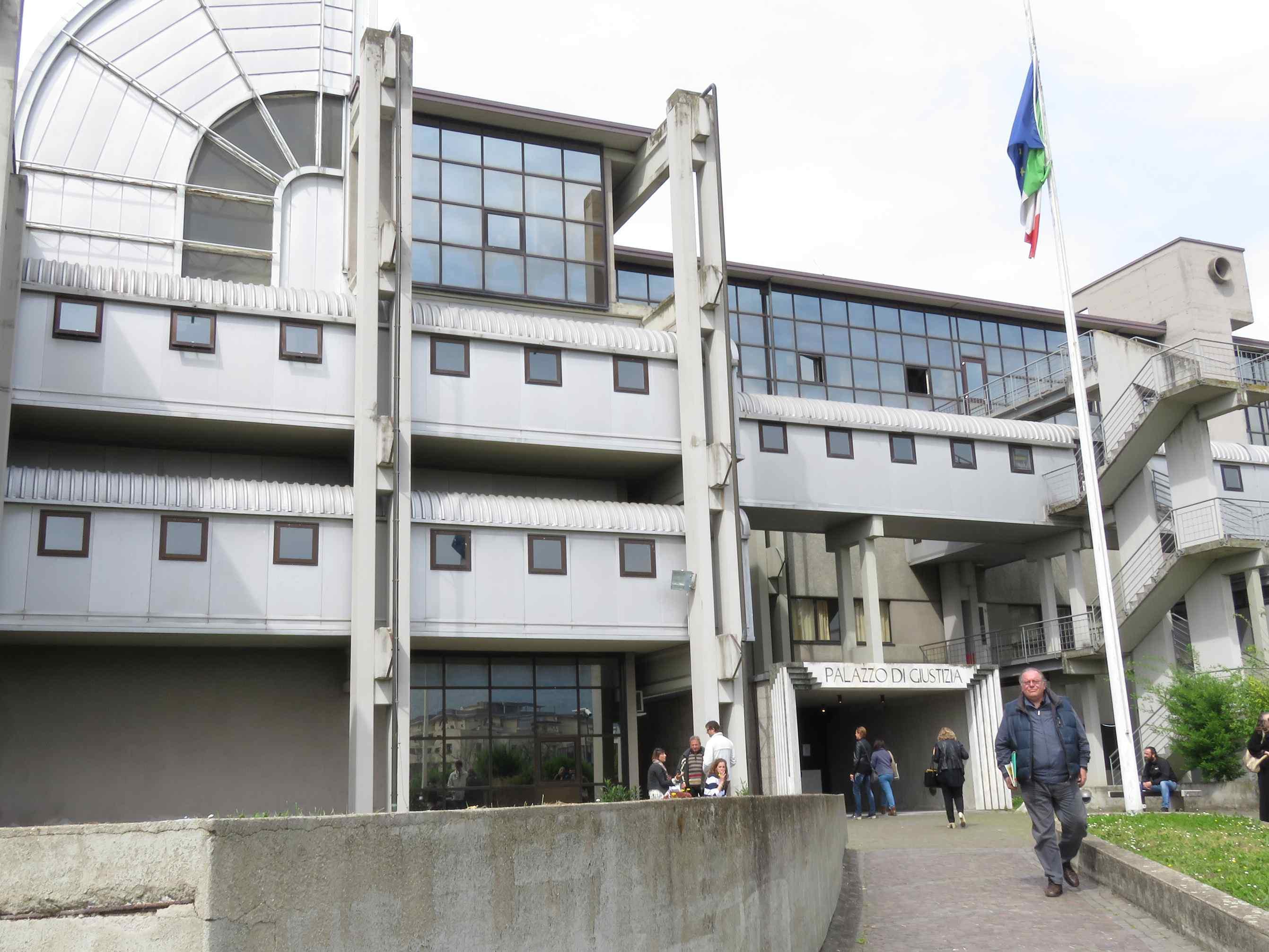 L'ingresso del Tribunale di Prato