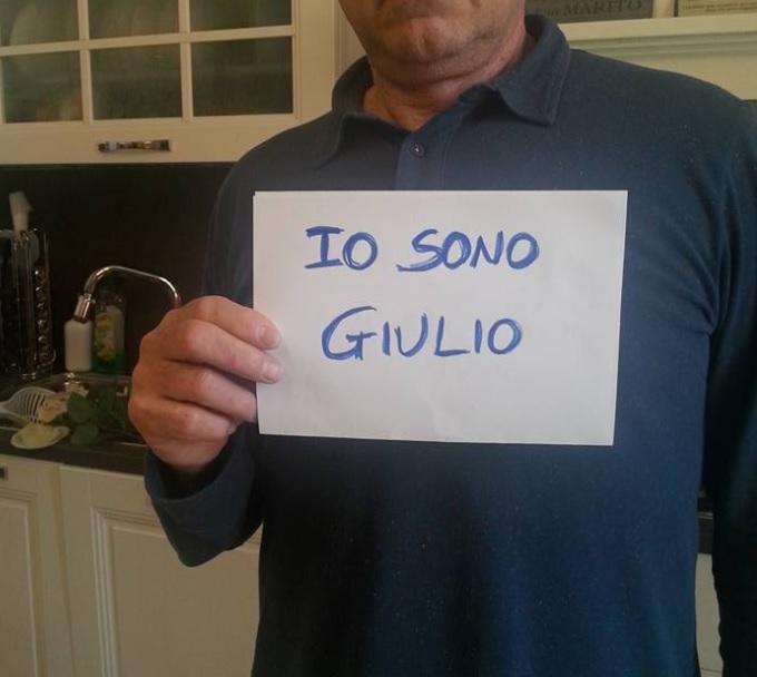 Uno dei posti con il cartello-simbolo della solidarietà al ragazzo autistico escluso dalla gita
