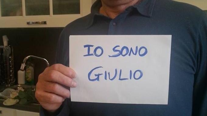 Uno dei posti con il cartello-simbolo della solidarietà al ragazzo autistico escluso dalla gita