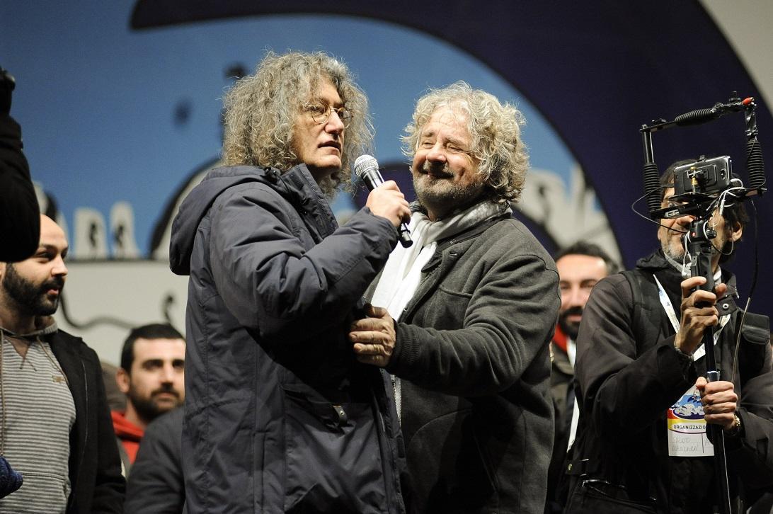 Casaleggio e Grillo insieme sul palco a Roma nel 2013 per la chiusura dello Tsunami tour del boom M5S alle politiche 