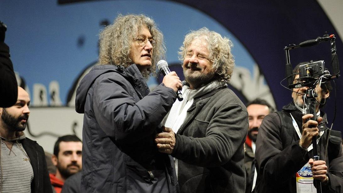 Casaleggio e Grillo insieme sul palco a Roma nel 2013 per la chiusura dello Tsunami tour del boom M5S alle politiche