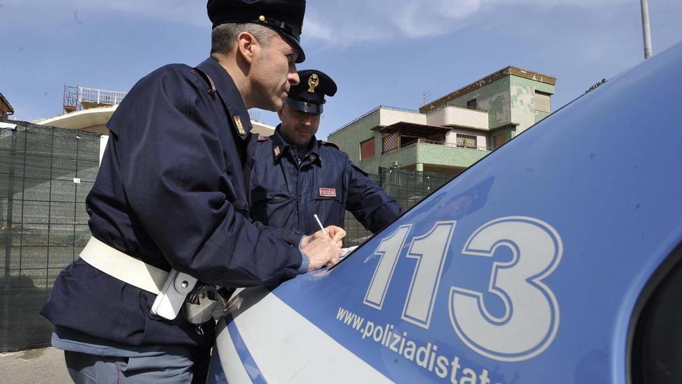 Minaccia e insegue automobilista con l’accetta in pugno: bloccato
