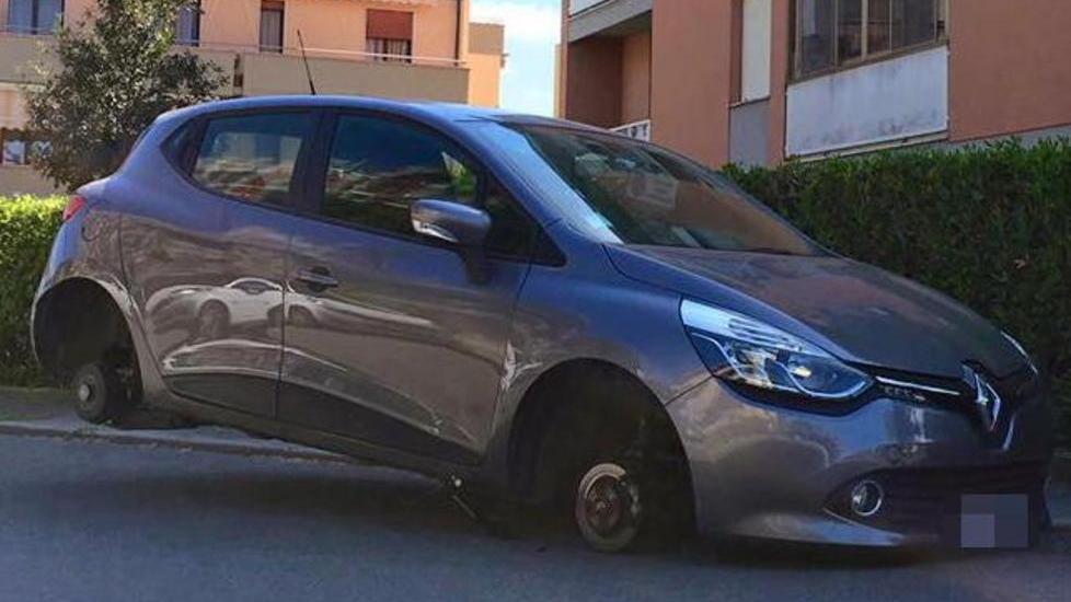 Rubate le ruote a un’auto in sosta