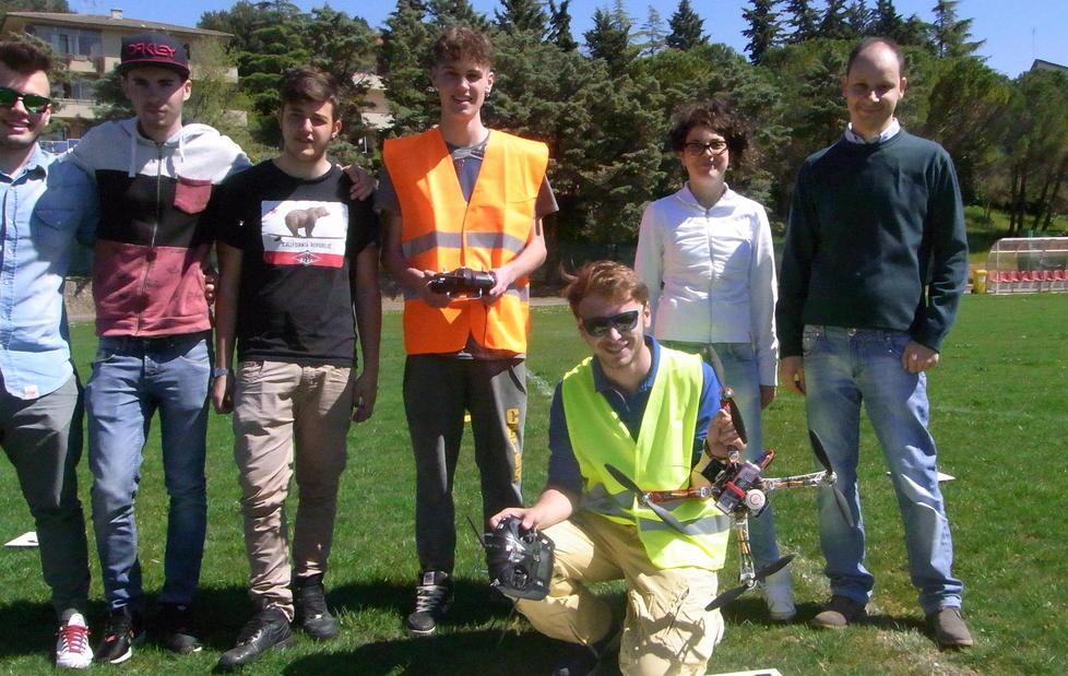 Studenti imparano a guidare droni 