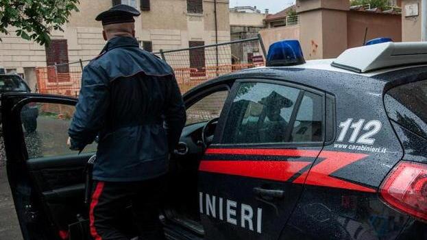 Sul marciapiedi con la moto per scippare un’anziana