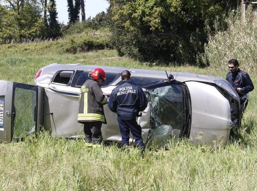 Incastrato nell’auto cappottata 