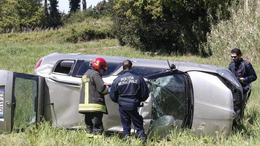 Incastrato nell’auto cappottata