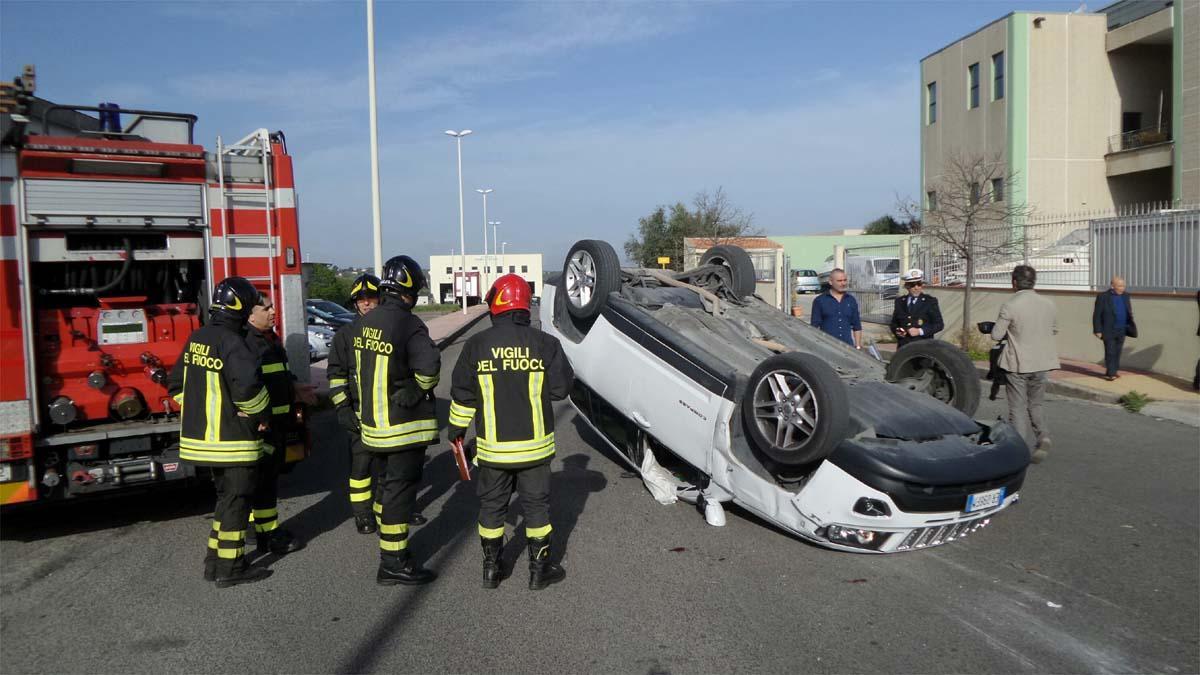 L'auto ribaltata a Predda Niedda (foto Ivan Nuvoli)