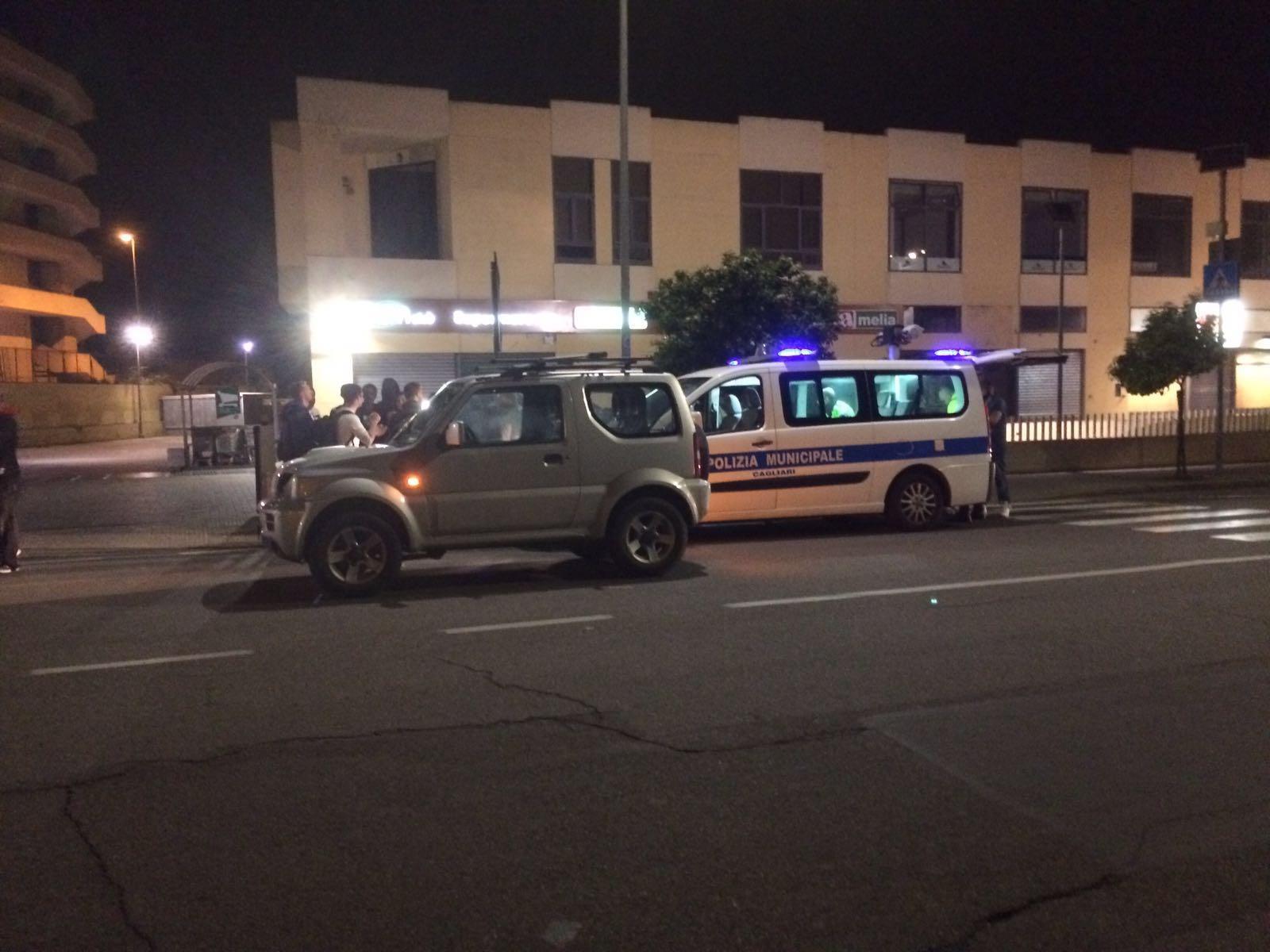 In via Santa Maria Chiara è intervenuta la polizia municipale (foto Mario Rosas)
