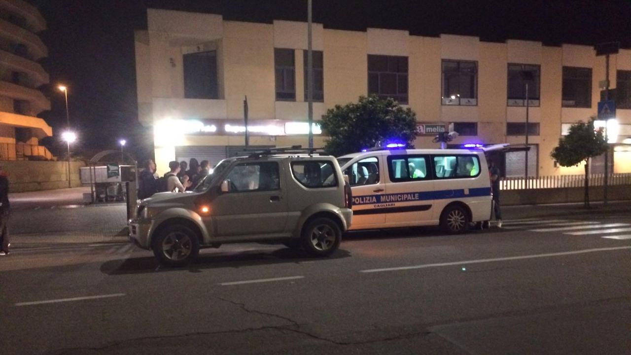 In via Santa Maria Chiara è intervenuta la polizia municipale (foto Mario Rosas)