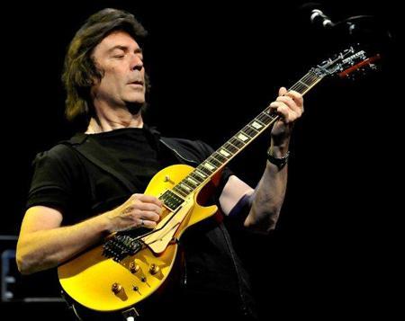 Steve Hackett, chitarrista dei Genesis, aprirà la sua tournée italiana a Villa Bertelli