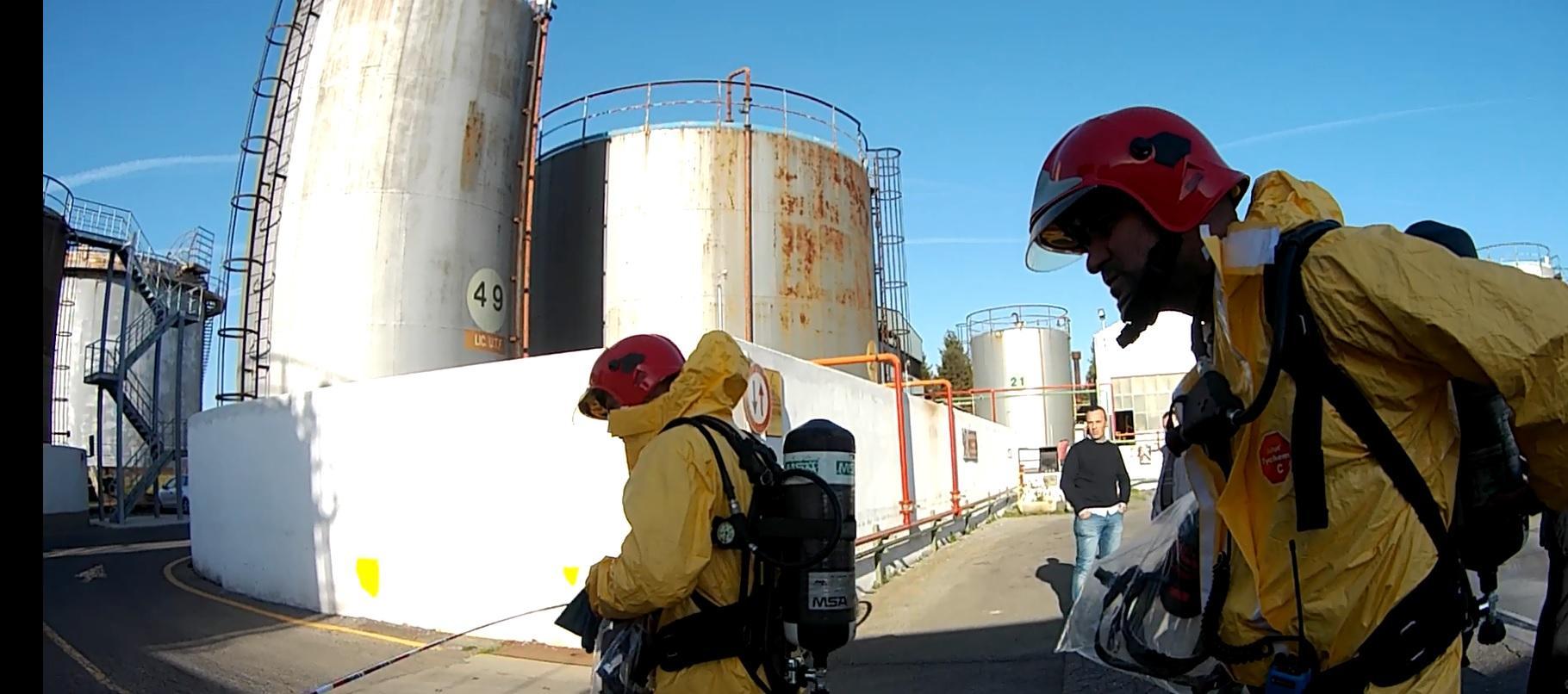 I Vigili del fuoco all'interno di Ecomar