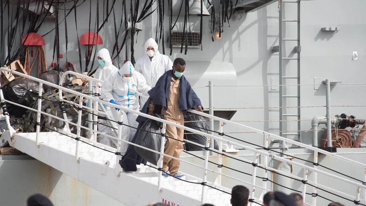 Lo sbarco dei migranti dalla nave spagnola Numancia il 21 marzo 2016 (foto Mario Rosas)