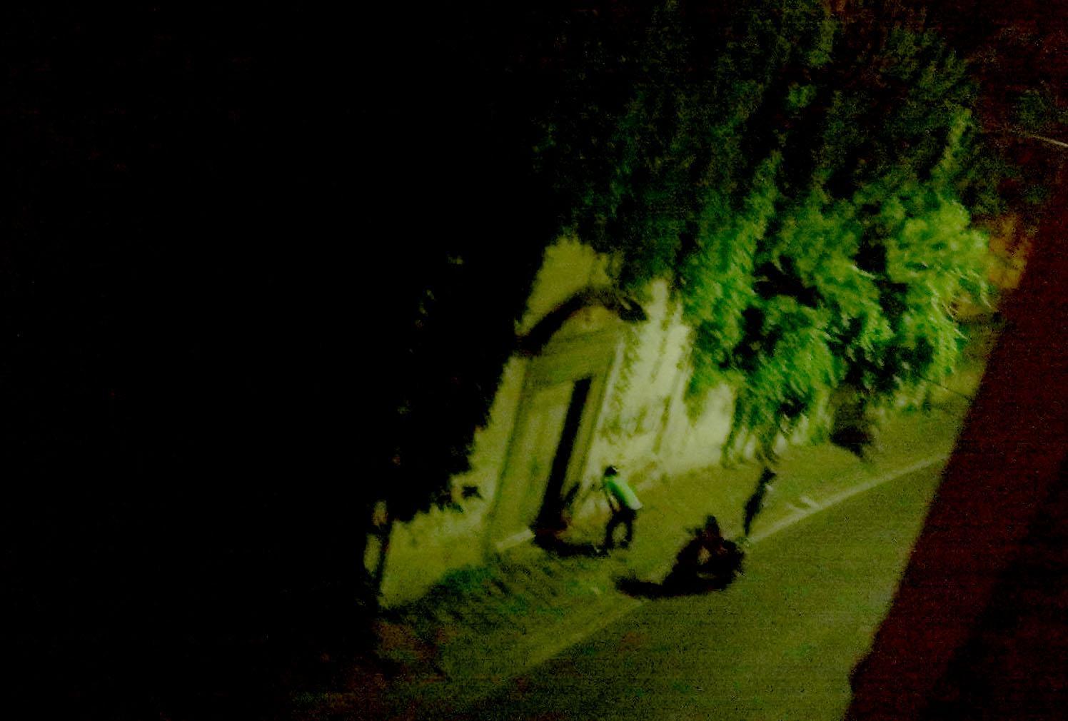 Via della Qualquonia, un ragazzo scende dal motorino e vomita sul portone della chiesa (foto: Comitato di Mezzogiorno)