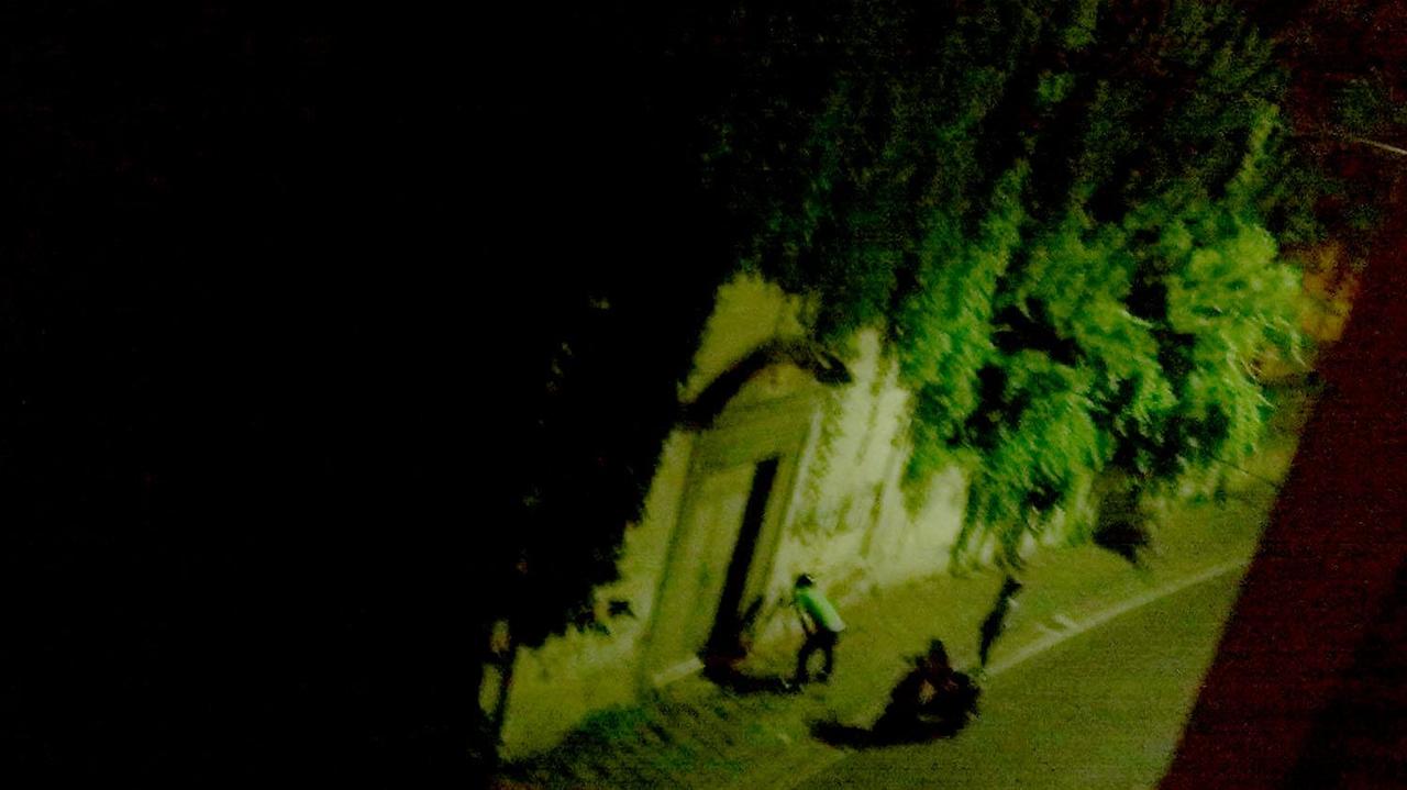 Via della Qualquonia, un ragazzo scende dal motorino e vomita sul portone della chiesa (foto: Comitato di Mezzogiorno)