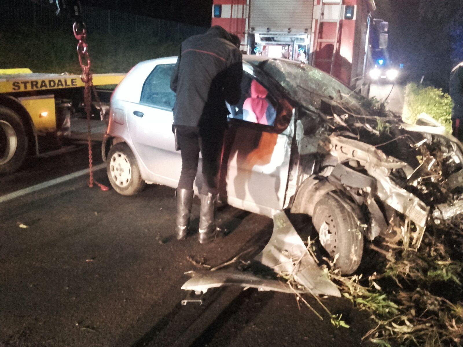 La Punto distrutta nell'incidente lungo la Sp 93