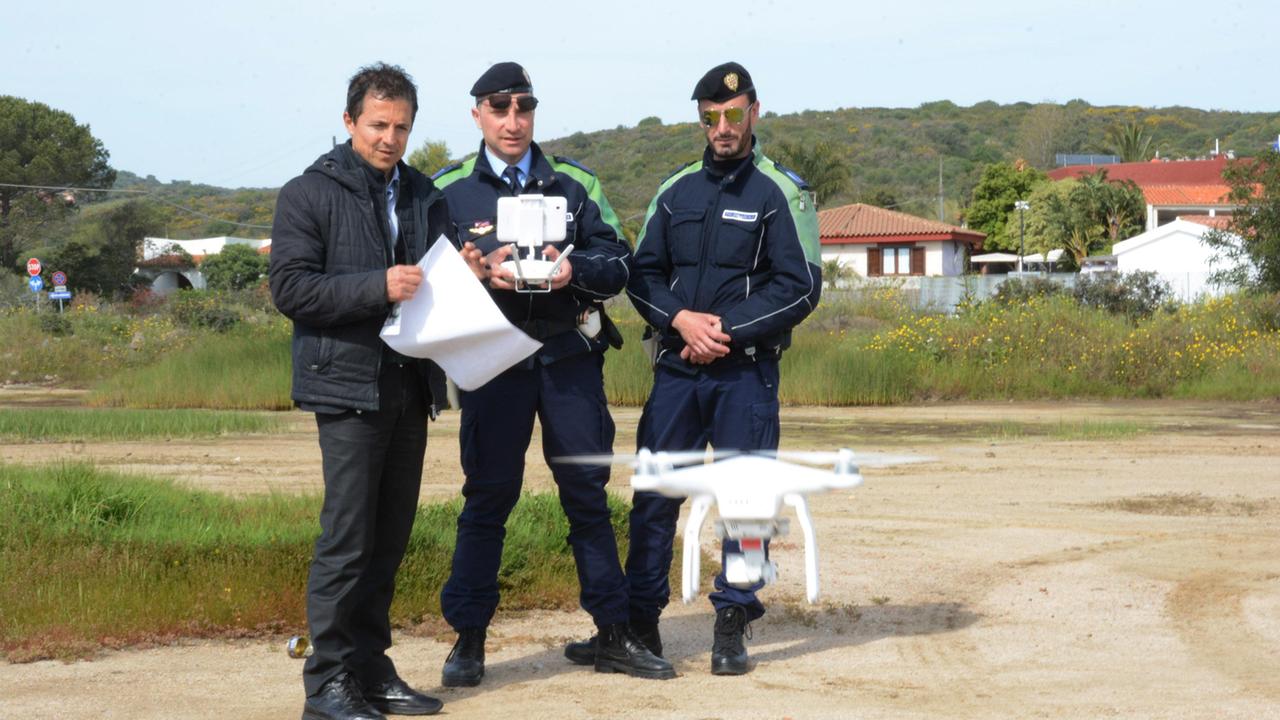 Gainni Serra con alcuni collaboratori durante il sovralluogo a Pittulongu