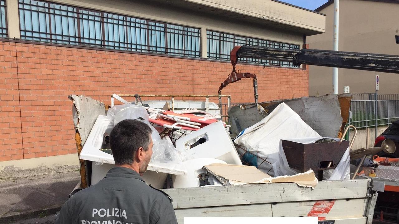 L'autocarro pieno di rifiuti ferrosi e ingombranti sequestrato dalla polizia provinciale