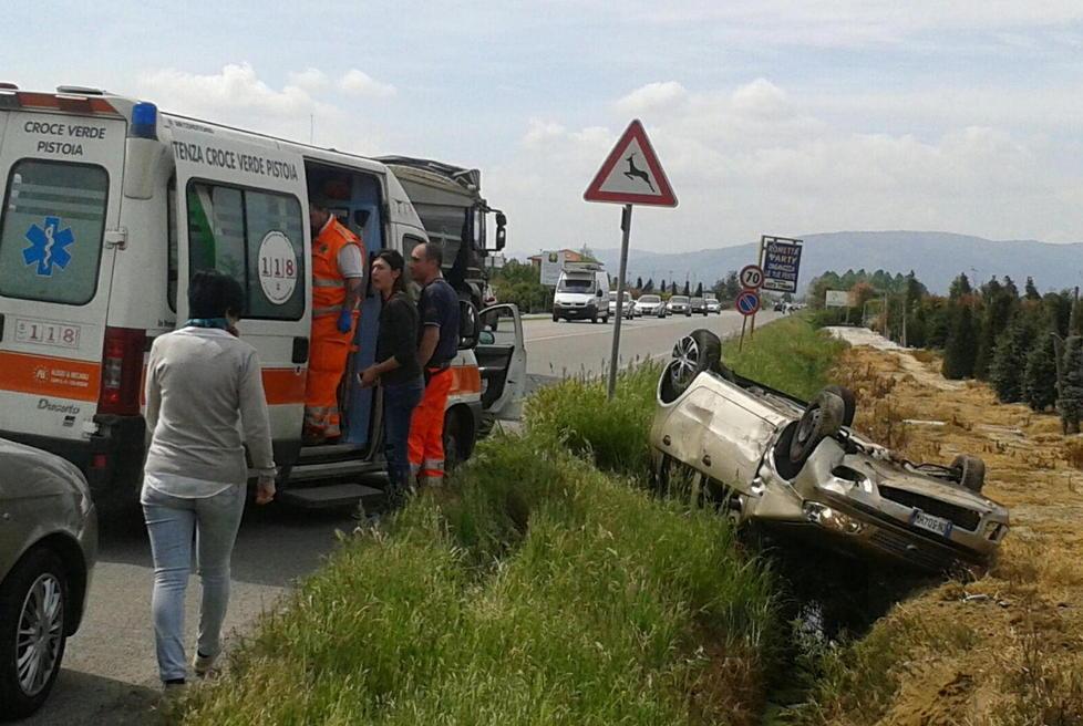 Suora si cappotta con l’auto nel fosso lungo la Nuova Pratese - Foto