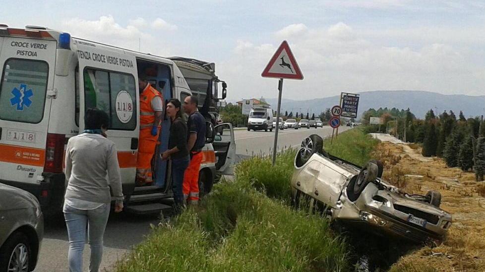 Suora si cappotta con l’auto nel fosso lungo la Nuova Pratese - Foto