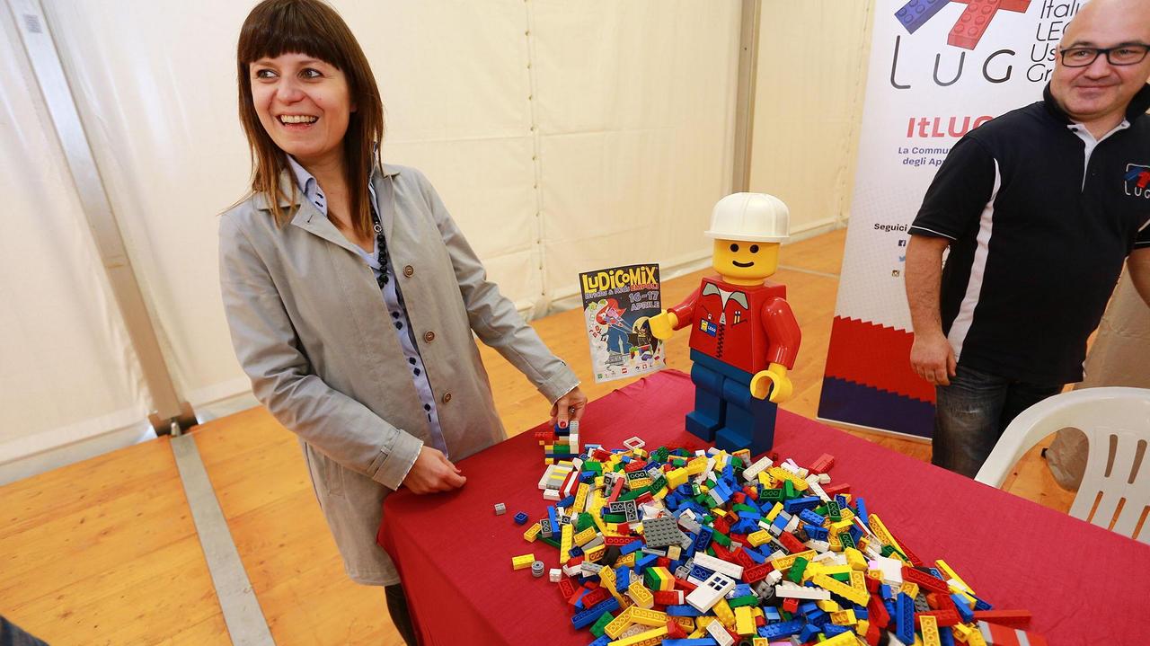 Il sindaco Barnini coi mattoncini Lego durante la presentazione di Ludicomix (Foto Agenzia Carlo Sestini)
