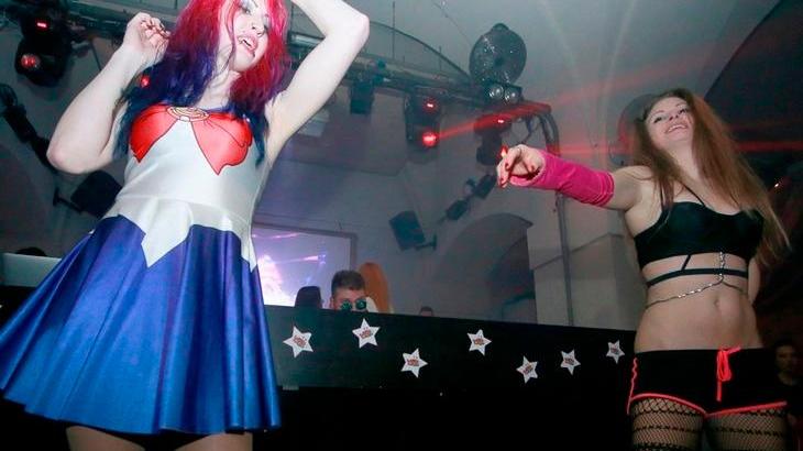 Trucco, occhialoni e cartoon Quant’è divertente il trash al Baluardo di Modena