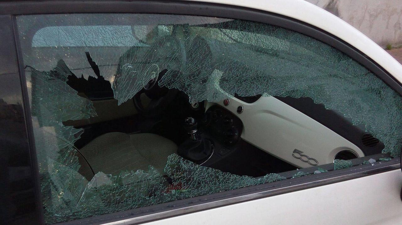 Un’auto presa di mira dai ladri nella notte in via 2 settembre