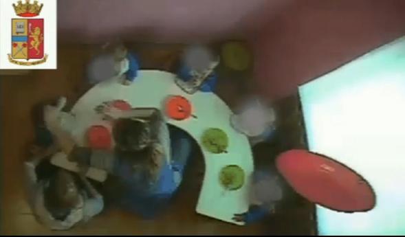 Un fermo immagine del video che documenta le violenze