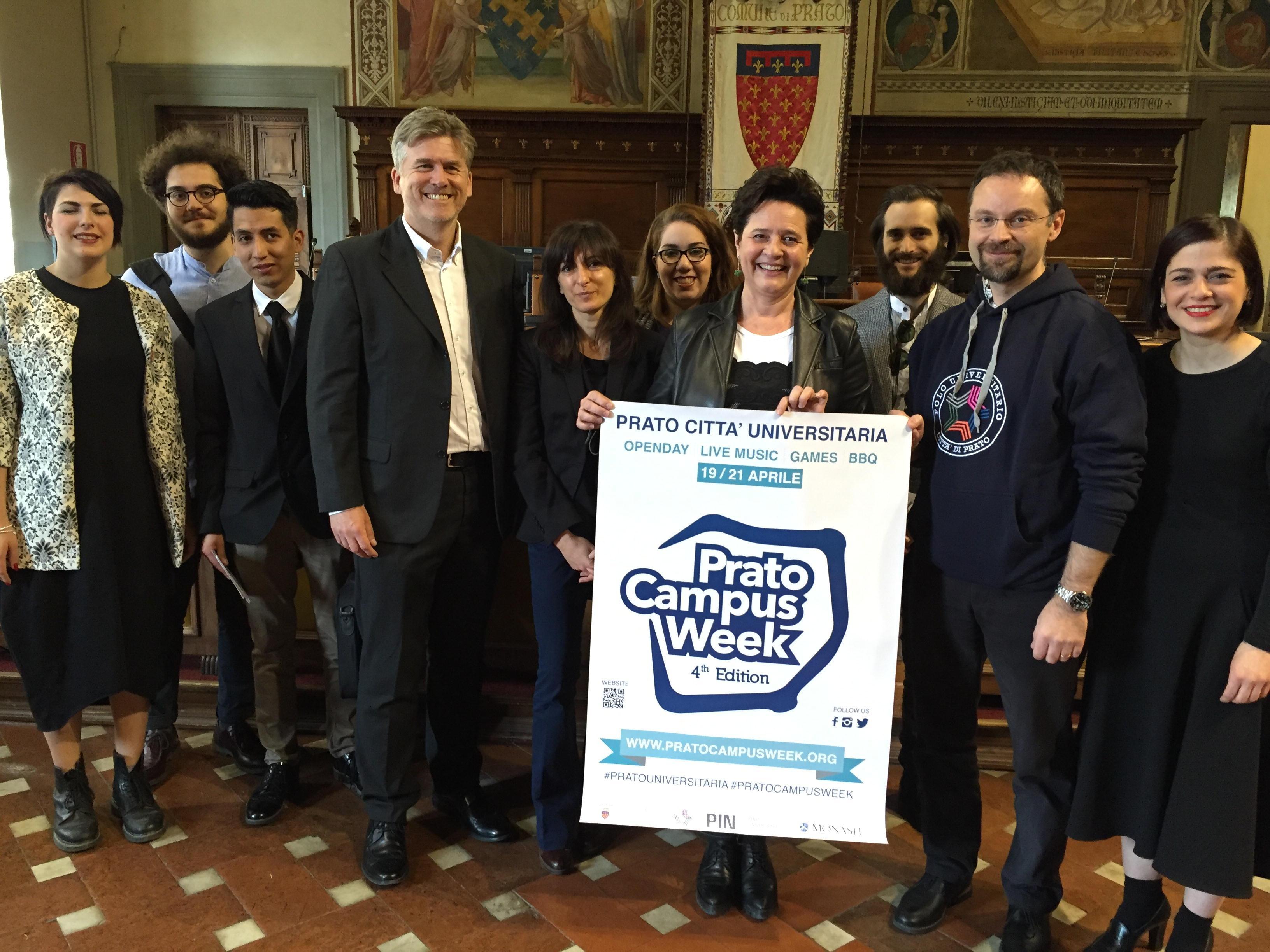Foto di gruppo con i rappresentanti delle università di Prato insieme all’assessore Toccafondi