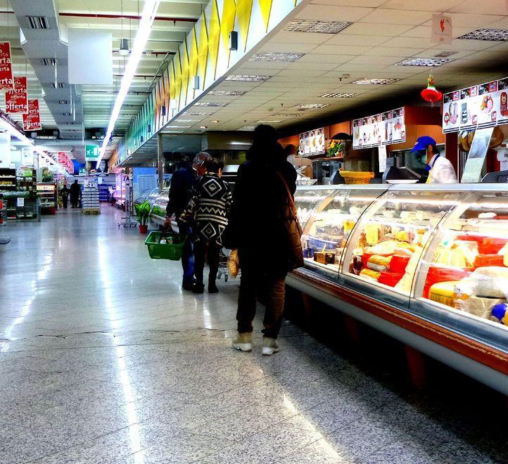 Allarme dei sindacati: centri commerciali, commessi e cassiere sempre più al lavoro di domenica 