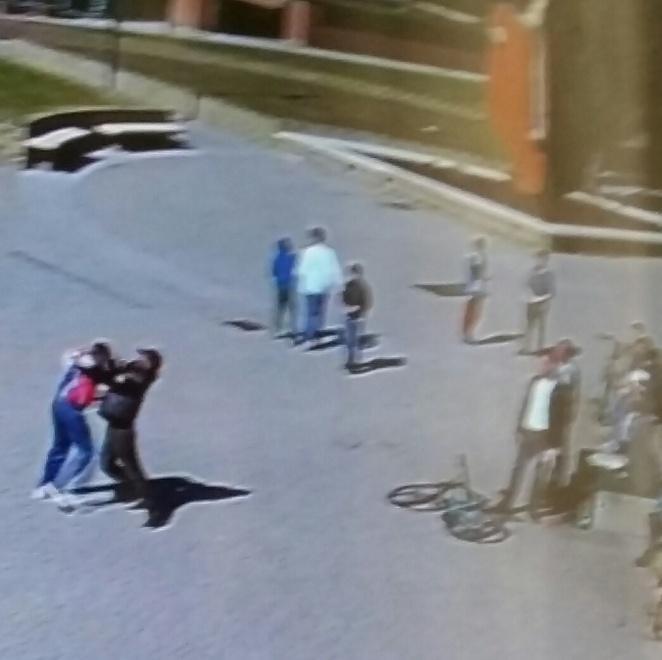 Un momento del litigio in piazza Iori