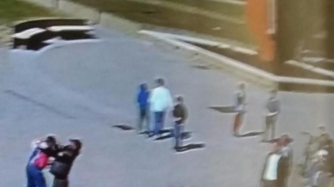 Un momento del litigio in piazza Iori