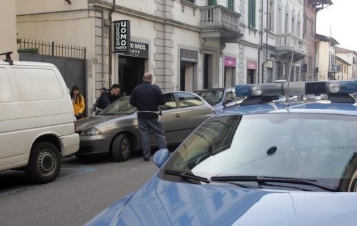 Quattro rapine in poche ore passanti fermano uno scippatore