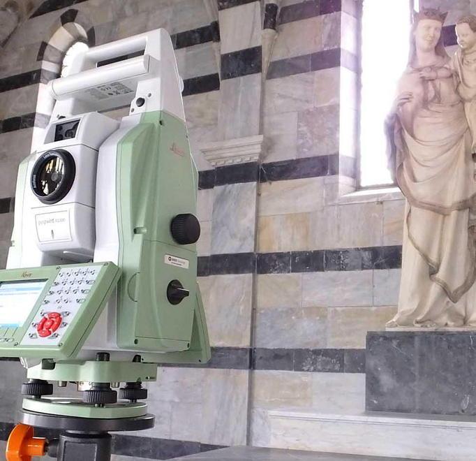 Spunta misterioso rettangolo in pietra sotto il pavimento