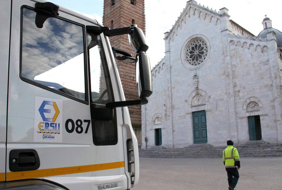 Proteste per i ritardi nella raccolta rifiuti Ersu nega problemi