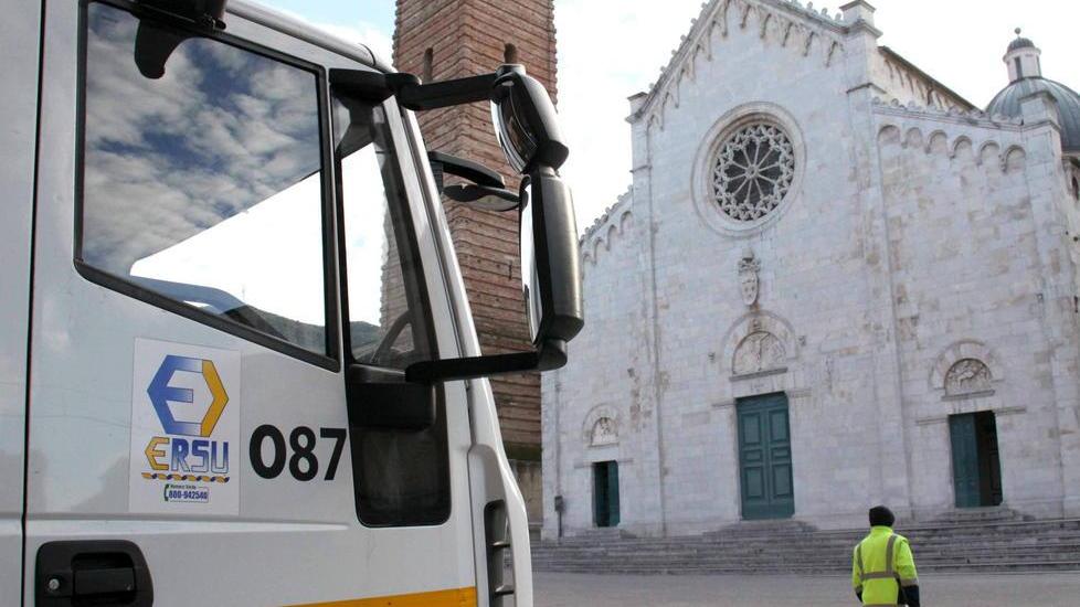 Proteste per i ritardi nella raccolta rifiuti Ersu nega problemi