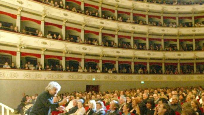 Beppe il Profeta giù dal palco