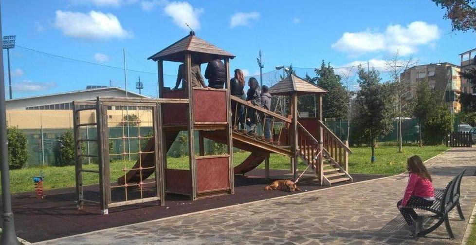 Scivolo off limits usato come tribuna 