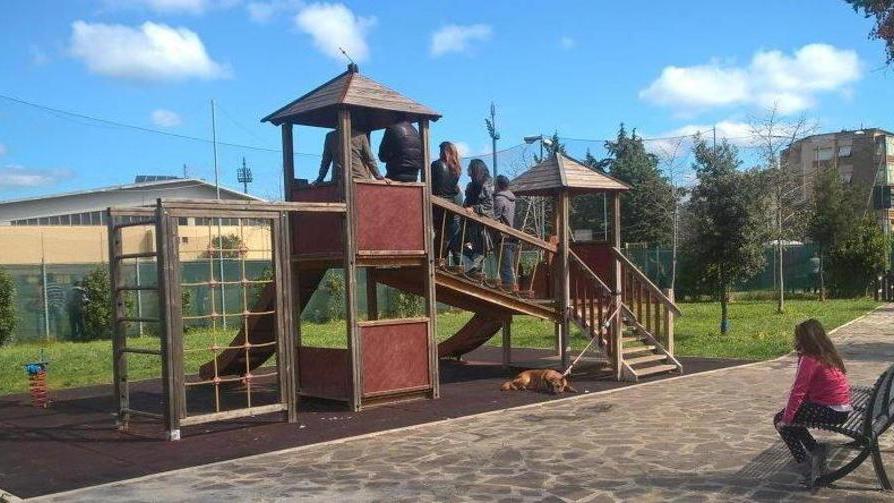 Scivolo off limits usato come tribuna
