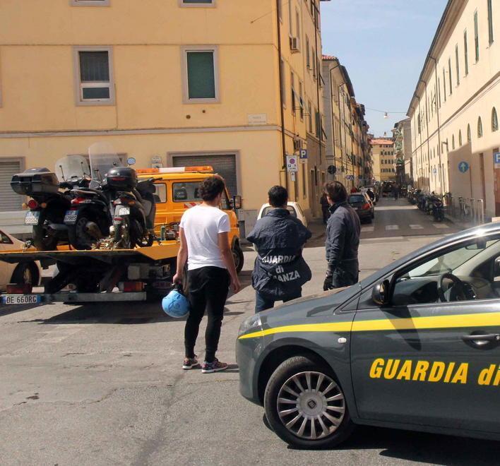 Sequestro di scooter senza assicurazione in via Sant’Andrea 