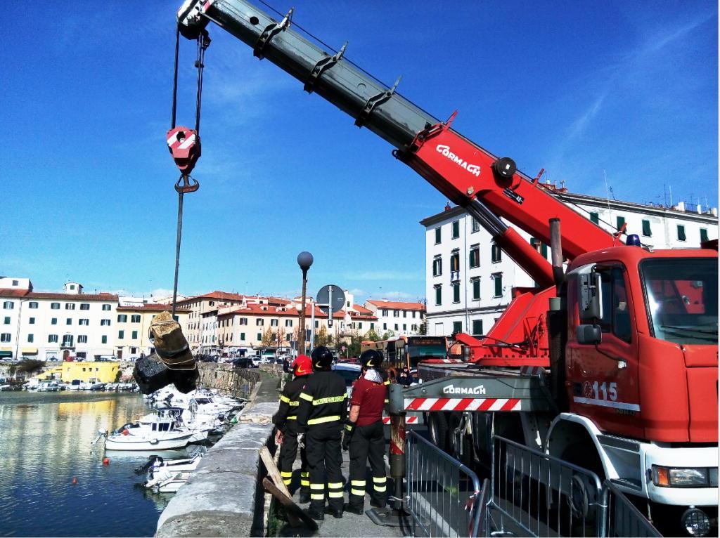 Ripescata la spalletta vandalizzata, indagini in corso