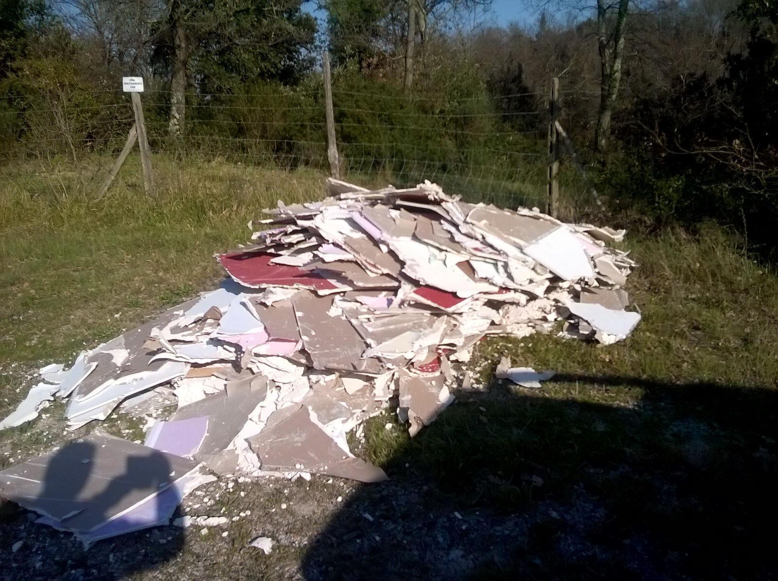 Discarica abusiva nel verde, a due passi dall'acquedotto Leopoldino