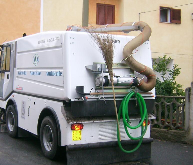 Strade sporche, è polemica: «Il sindaco faccia qualcosa» 